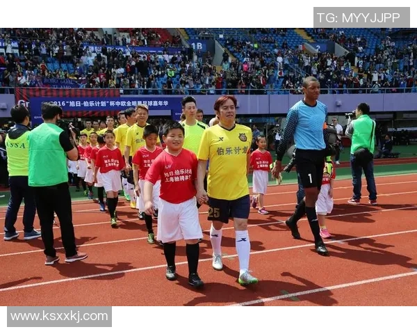 足球明星亲自撑起帐篷为公益助力 用行动诠释关爱与责任